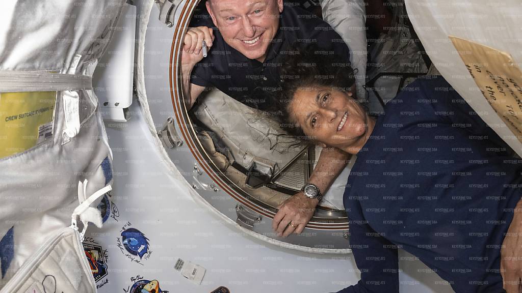 Die Astronauten Butch Wilmore (links) und Suni Williams im Juni: Nun müssen sie bis im Februar 2025 auf der ISS ausharren. (Archivbild)