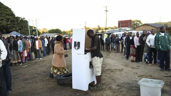 Nach Wahl-Annullierung in Malawi: Bürger wählen erneut Präsidenten