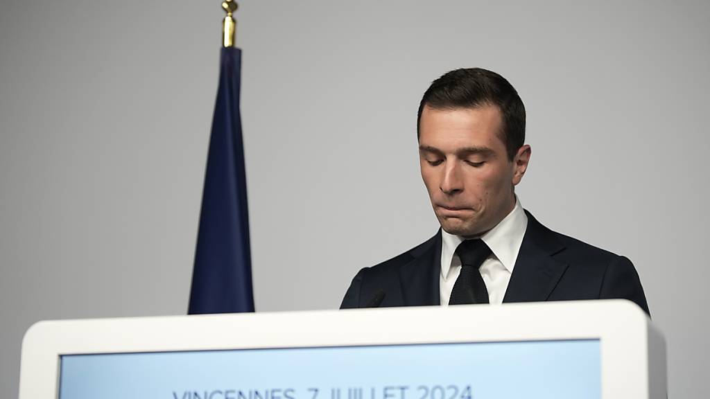 RN-Chef Jordan Bardella hält nach der zweiten Runde der Parlamentswahlen im Hauptquartier der Partei eine Rede. Foto: Louise Delmotte/AP/dpa