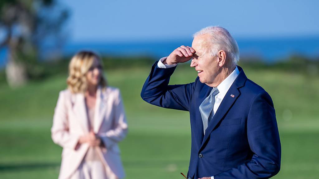 US-Präsident Joe Biden steht neben Italiens Ministerpräsidentin Giorgia Meloni beim Gipfeltreffen der G7-Staaten. Foto: Michael Kappeler/dpa