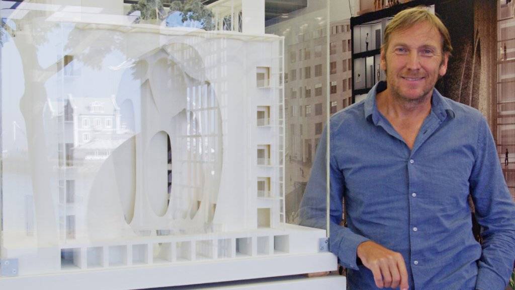 Ex-«Puma»-Chef Jochen Zeitz (52) vor einem Architektenmodell des Zeitz Museum for Contemporary Art Africa (MOCAA), das im Jahr 2017 in Kapstadt eröffnet werden soll (dpa-Archiv).