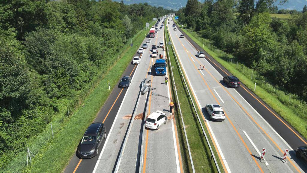 Nach dem Unfall auf der A13 bei Buchs SG flüchtete ein 29-jähriger Autolenker zu Fuss. Der Lenker war laut Polizei in einem fahrunfähigen Zustand.