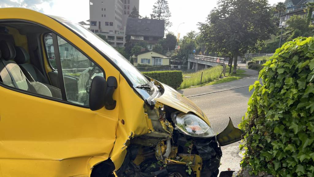 Beim Selbstunfall des Lieferwagens in Weggis wurden gleich zwei Personen verletzt.