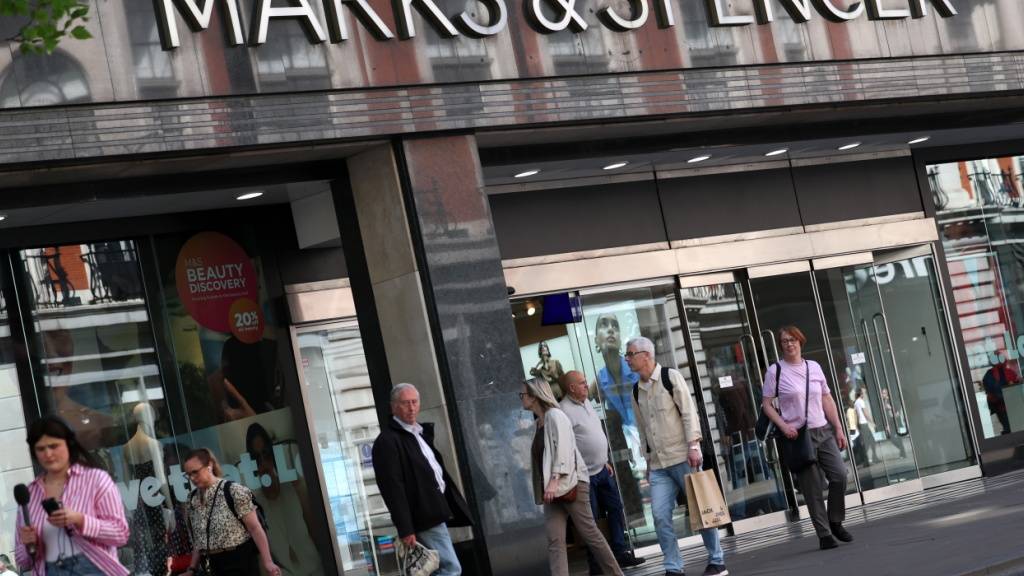 Britische Kaufhäuser, darunter das Luxuskaufhaus Harrods und die Supermarktkette Marks & Spencer, sind von einer Serie von Cyberattacken getroffen worden. (Archivbild)