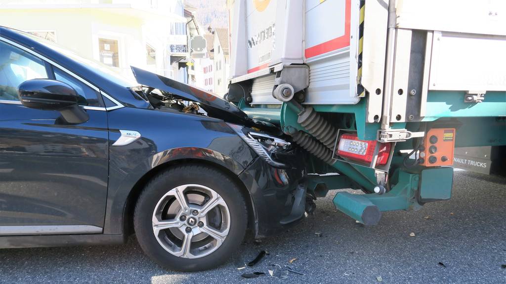 Beim Auffahrunfall in Näfels wurde das Auto total beschädigt, am Lastwagen entstand Sachschaden.