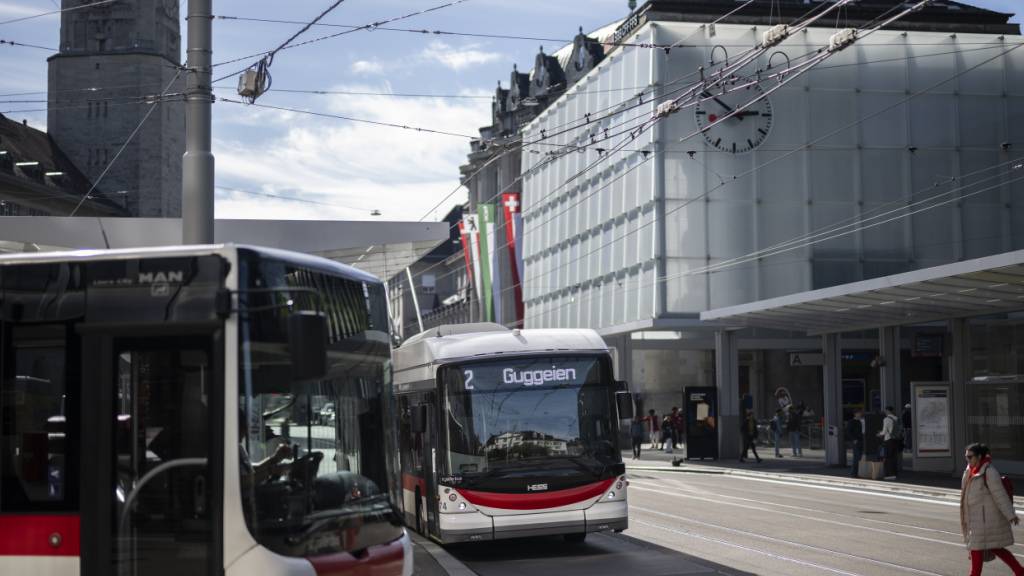 Auf St. Galler Kantonsstrassen werden Busbuchten zum gesetzlichen Regelfall. Für Ausnahmen braucht es gute Gründe. (Archivbild)