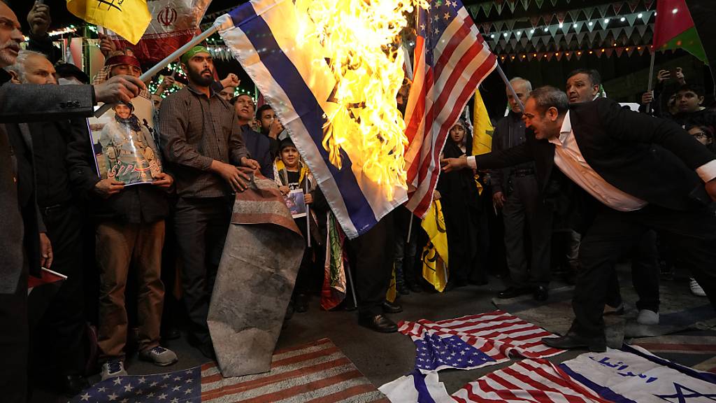 Nach der Tötung von Mitgliedern der iranischen Revolutionsgarden in Syrien, gingen in Teheran Demonstranten auf die Straße. Foto: Vahid Salemi/AP/dpa