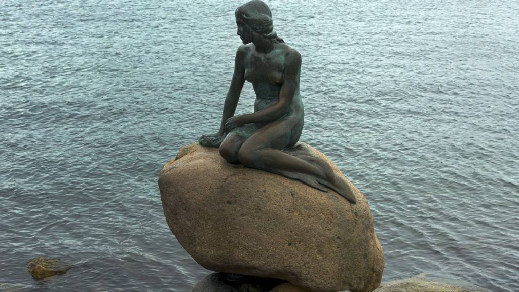 Auch Dänemark ist nun auf der Corona-Quarantäneliste: Die Bronzestatue Kleine Meerjungfrau in Kopenhagen. (Archivbild)