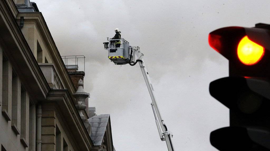 Ein Feuerwehrmann bekämpft den Brand im Hotel Ritz in Paris.