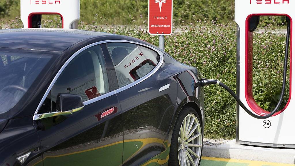 Ein Autohändler versuchte, mit dem Zukauf von zwei Teslas seine Reduktionsziele für die CO2-Emissionen zu schönen. (Archiv)