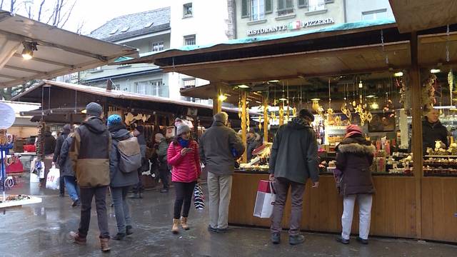 Weihnachtsmarkt baut Stände ab