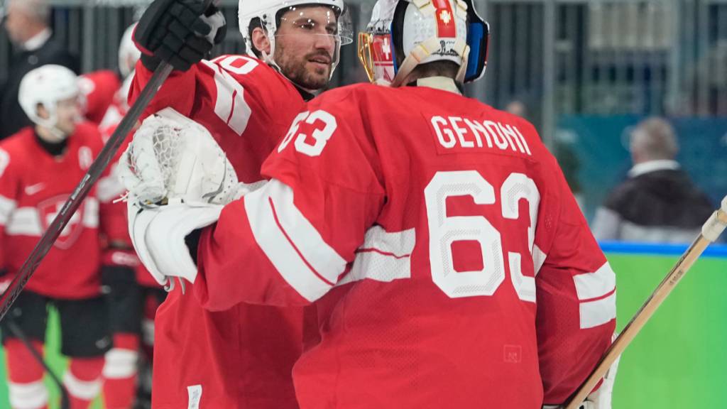 Captain Roman Josi und Goalie Leonardo Genoni nach dem Schweizer 3:0-Sieg im Achtelfinal gegen Gastgeber Italien