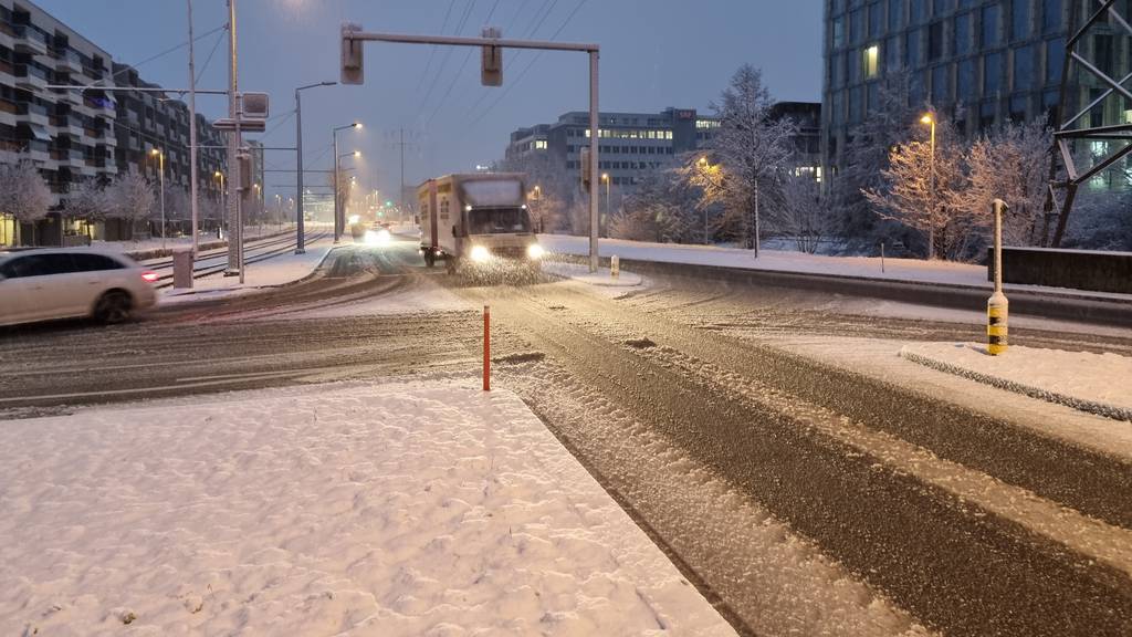 330 Notrufe und 71 Unfälle – Schnee hält Einsatzzentralen auf Trab