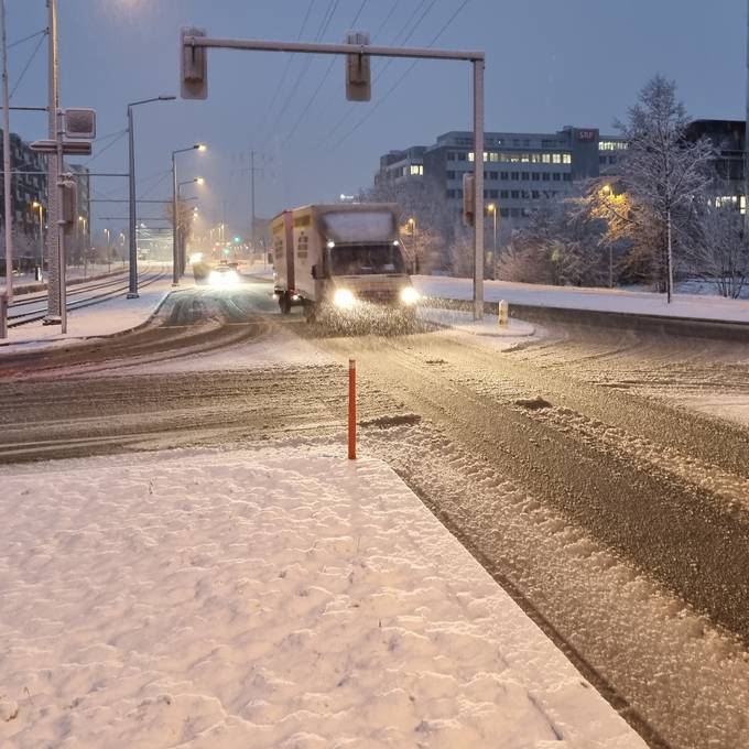 330 Notrufe und 71 Unfälle – Schnee hält Einsatzzentralen auf Trab