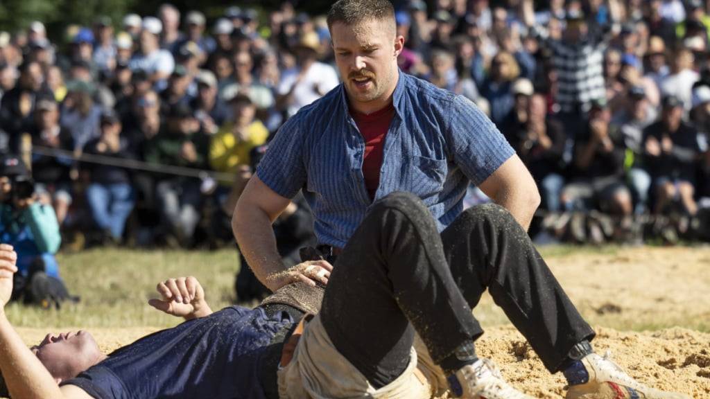 Geschafft: Fabian Staudenmann nach seinem Sieg gegen Michael Moser, der auf dem Rücken liegt