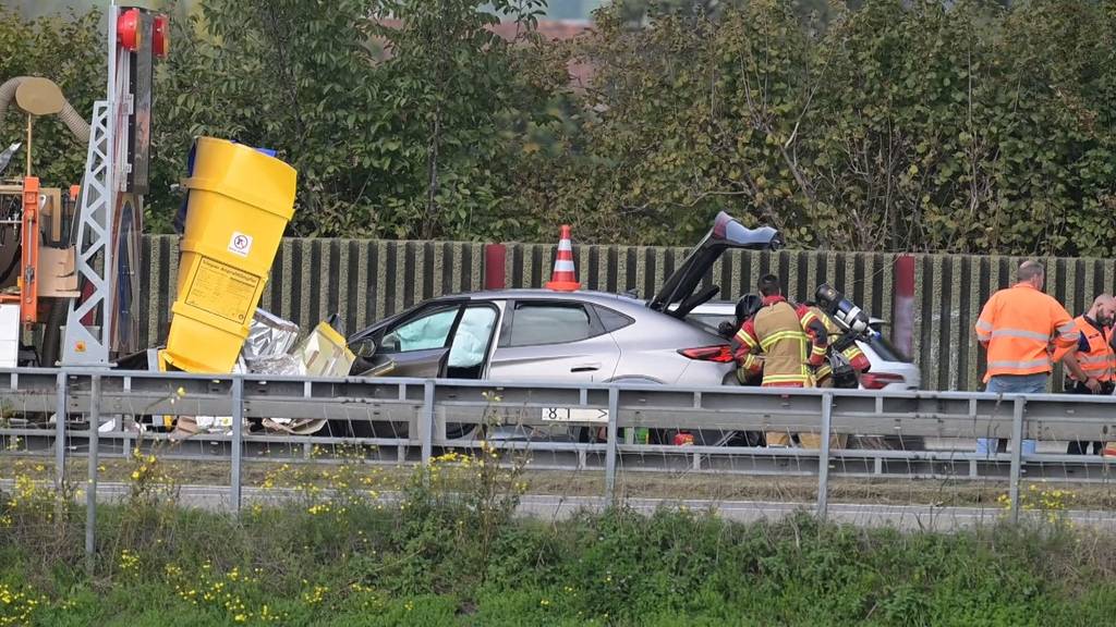 Auto kracht auf A1 bei Mattstetten in Anpralldämpfer