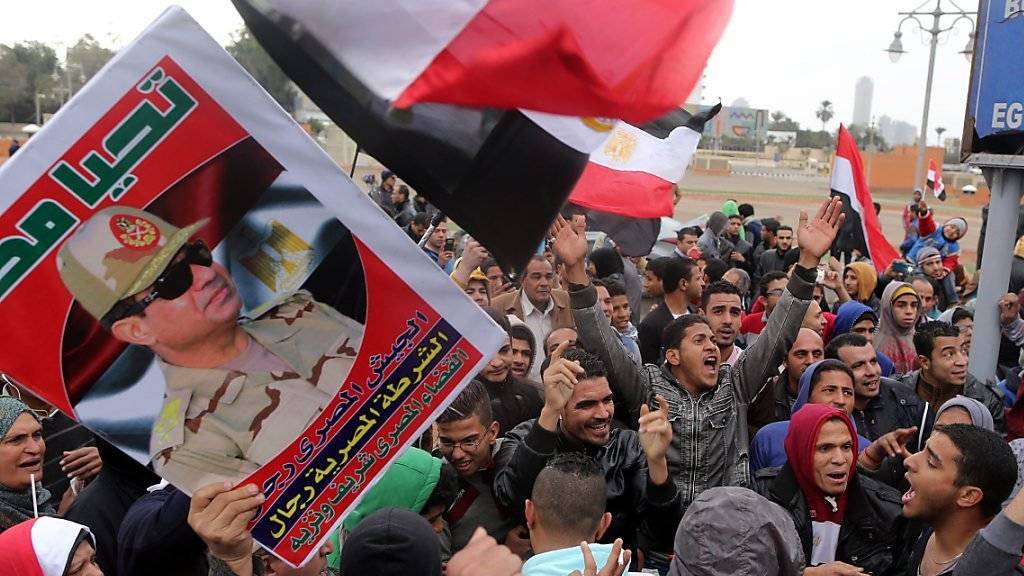 Schlimmer als unter Mubarak, dessen Sturz der Volksaufstand in Ägypten vor fünf Jahren bewirkte, ist aus Sicht von Menschenrechtsorganisationen das heutige Regime unter Abdel Fattah al-Sisi, dessen Konterfei Anhänger auf dem Kairoer Tahrir-Platz hochhalten.