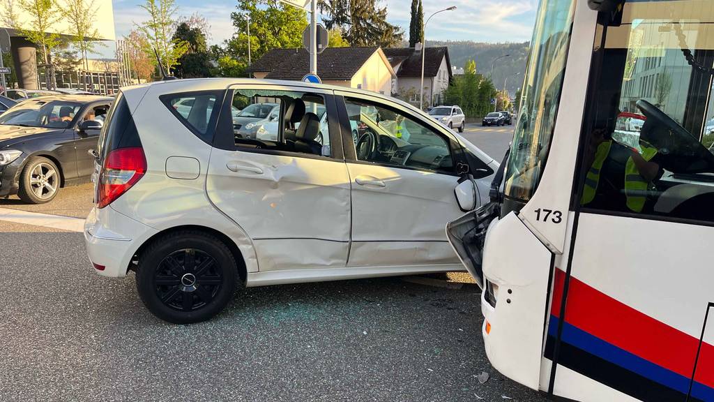 Seniorin kracht mit Auto in Bus – zwei Fahrgäste verletzt