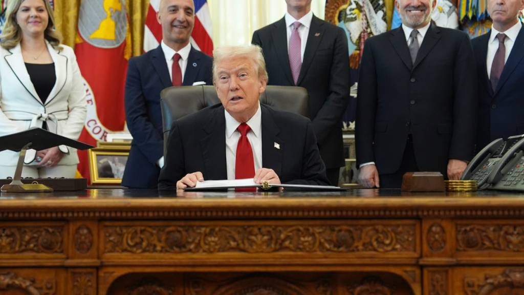 US-Präsident Donald Trump spricht im Oval Office des Weißen Hauses. Foto: Evan Vucci/AP/dpa