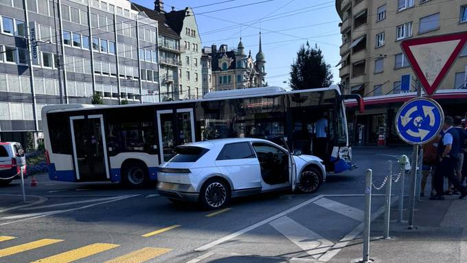 Bei Bundesplatz: Unfall zwischen VBL-Bus und Elektro-Auto