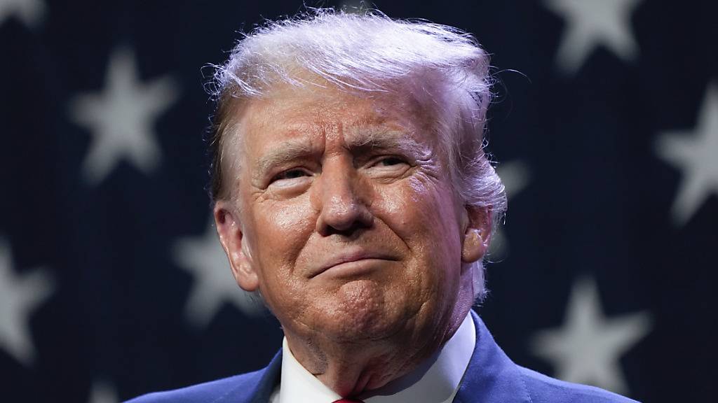 ARCHIV - Donald Trump, ehemaliger US-Präsident, spricht beim Lincoln Dinner 2023 der Republikanischen Partei von Iowa. Foto: Charlie Neibergall/AP/dpa