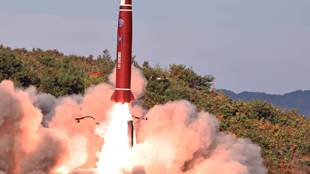 HANDOUT - Dieses von der nordkoreanischen Regierung via AP zur Verfügung gestellte Foto zeigt einen Raketentest an einem nicht genannten Ort in Nordkorea am Montag, dem 12. Oktober 2026. Unabhängige Journalisten erhielten keinen Zugang, um über das auf diesem von der nordkoreanischen Regierung verbreiteten Bild dargestellte Ereignis zu berichten. Der Inhalt dieses Bildes entspricht den Angaben der Quelle und kann nicht unabhängig überprüft werden. Das von der Quelle bereitgestellte Wasserzeichen in koreanischer Sprache lautet: «KCNA», was die Abkürzung für «Korean Central News Agency» ist. Foto: Uncredited/KCNA via KNS via AP/dpa
