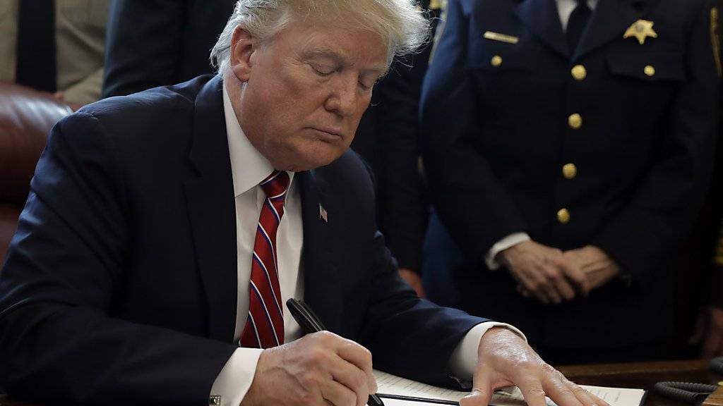 US-Präsident Donald Trump unterzeichnet im Weissen Haus ein Veto gegen einen Parlamentsbeschluss. (Archivbild)