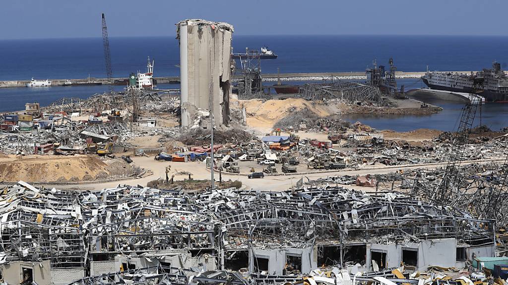 Soldaten der libanesischen Armee, Rettungskräfte und Ermittlungsbeamte arbeiten in den Trümmern am Hafen, an dem am 04.08.2020 eine verheerende Explosion die Umgebung zerstört hat. Foto: Hussein Malla/AP/dpa