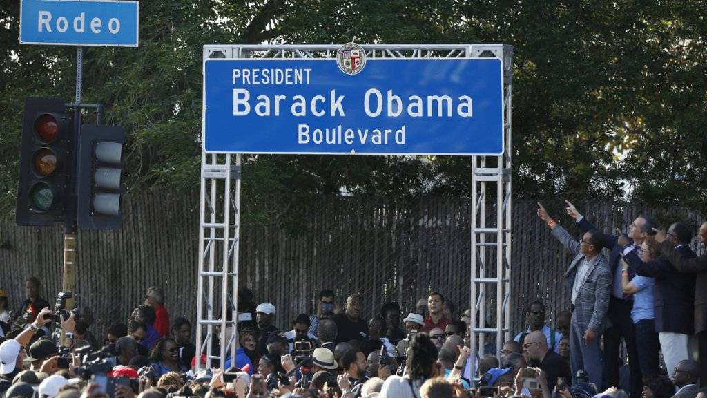 Tausende feiern die Umbenennung der Rodeo Road in Los Angeles in Barack Obama-Boulevard.