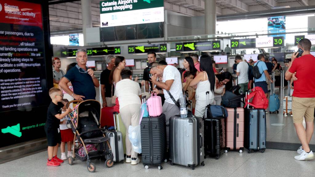 Passagiere am Flughafen von Catania. Foto: Davide Anastasi/LaPresse via ZUMA Press/dpa