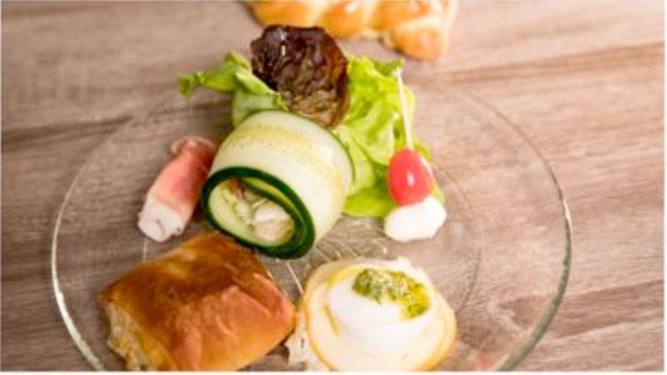 Blattsalat mit Mozzarella und Rohschinkenröllchen