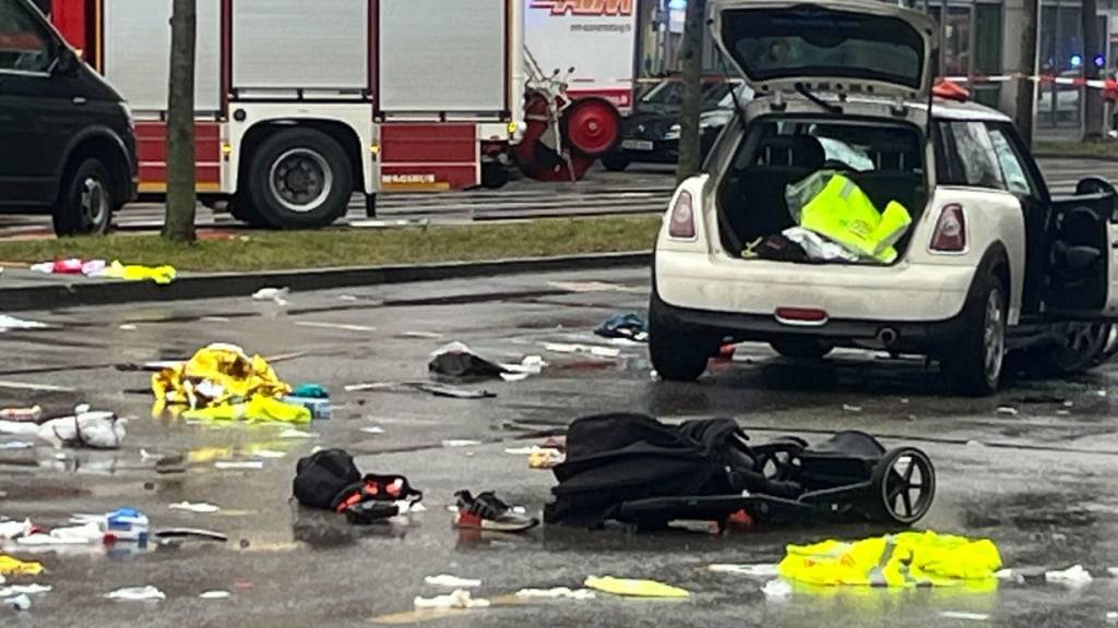 ARCHIV - Ein Auto in der Nähe des Einsatzortes. In der Münchner Innenstadt war im Februar 2025 ein Fahrzeug in eine Menschengruppe gefahren. Foto: Christoph Trost/dpa
