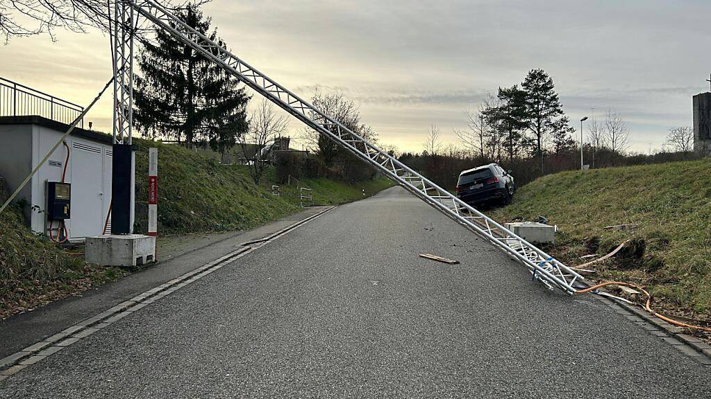 Eine 42-jährige Lenkerin prallte in Magden AG in den Betonsockel einer Kabelüberführung und verschob diesen mehrere Meter.