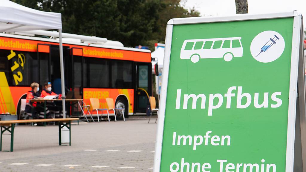 Ein mobiler Impfbus für Impfungen gegen das Coronavirus steht auf einem Supermarktparkplatz in der Region Hannover. In Deutschland können sich Bürgerinnen und Bürger seit Montag im Rahmen einer Impfaktionswoche an hunderten alltäglich besuchten Orten gegen Corona impfen lassen.