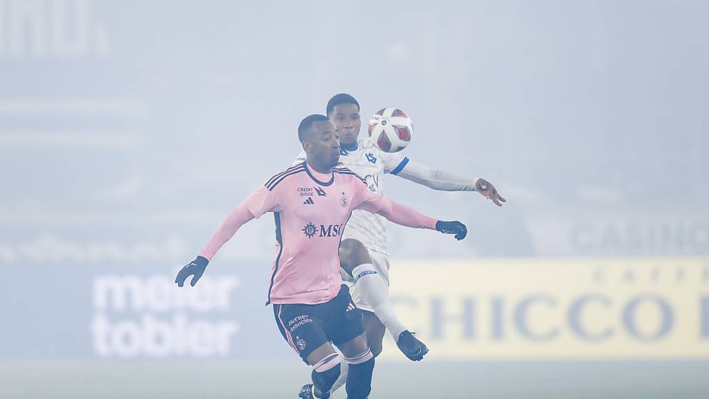 Die Spieler von Servette und Lausanne-Sport spielten oft im Rauch-Nebel