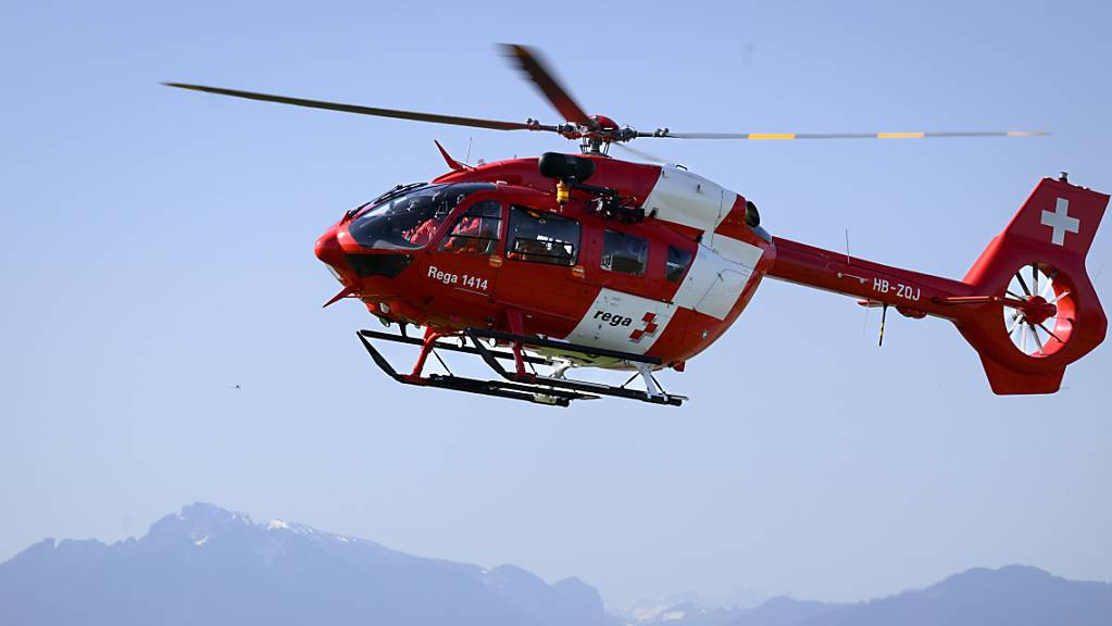 Ein 66-Jähriger wurde mit lebensbedrohlichen Verletzungen von der Rega ins Kantonsspital Uri geflogen. (Archivbild)