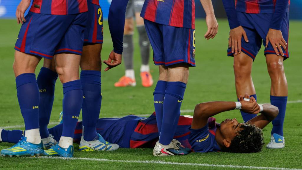 Barcelonas Siegtorschütze Lamine Yamal muss nach dem verwandelten Foulpenalty verletzt vom Platz