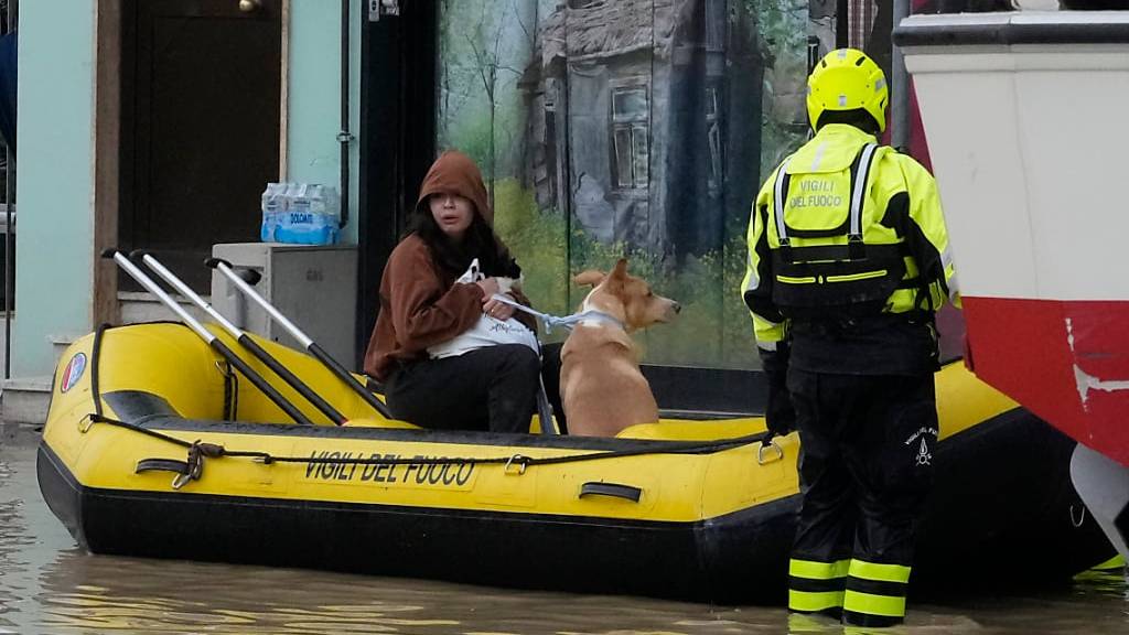 Feuerwehrleute retten eine Anwohnerin und ihren Hund. 