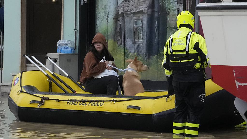 Feuerwehrleute retten eine Anwohnerin und ihren Hund. 