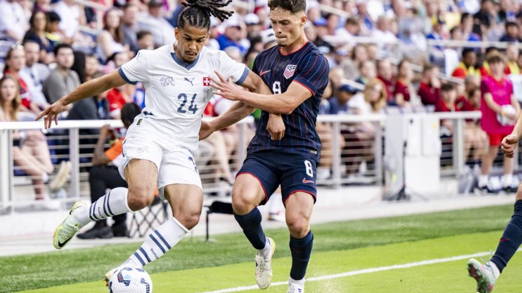 Der Schweizer Nationalverteidiger Isaac Schmidt (links) will sich in der Bundesliga beweisen