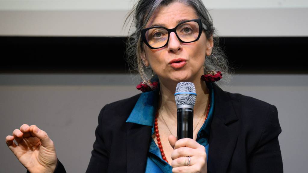 ARCHIV - Francesca Albanese, Sonderberichterstatterin des UN-Menschenrechtsrates für die besetzten palästinensischen Gebiete, spricht bei einer Veranstaltung mit dem Titel «Bedingungen eines Lebens, das zerstört werden soll. Rechtliche und forensische Perspektiven auf den laufenden Gaza-Genozid». Foto: Bernd von Jutrczenka/dpa