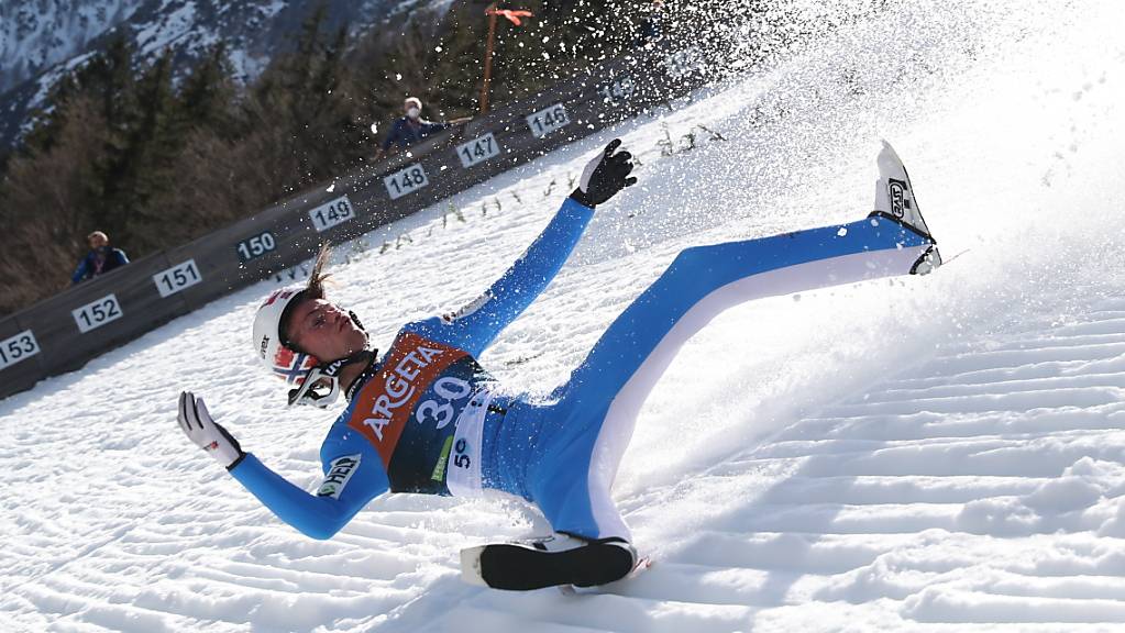 Böser Sturz auf der Riesenschanze in Planica: Der Ex-Weltmeister Daniel-André Tande musste ins Spital gebracht werden, sein Zustand soll aber «stabil» sein