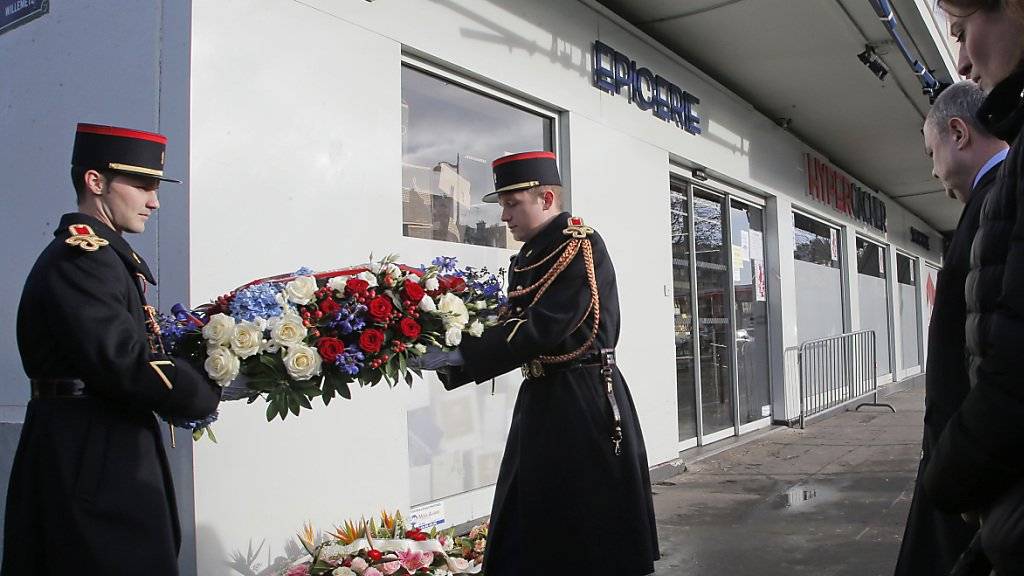Kranzniederlegung vor dem jüdischen Supermarkt: Die Zeremonien zum Andenken an die Anschläge vor knapp zwei Jahren wurden schlicht gehalten.