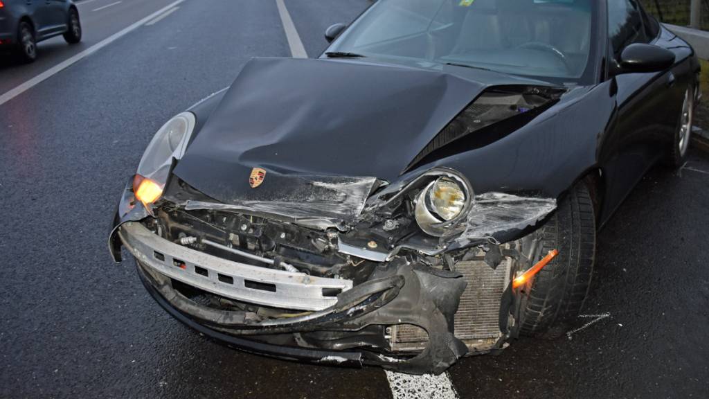 Als er sein Auto beschleunigte, verlor ein 34-jähriger Autofahrer auf der Autobahn A4 bei Buchrain die Kontrolle über das Fahrzeug.