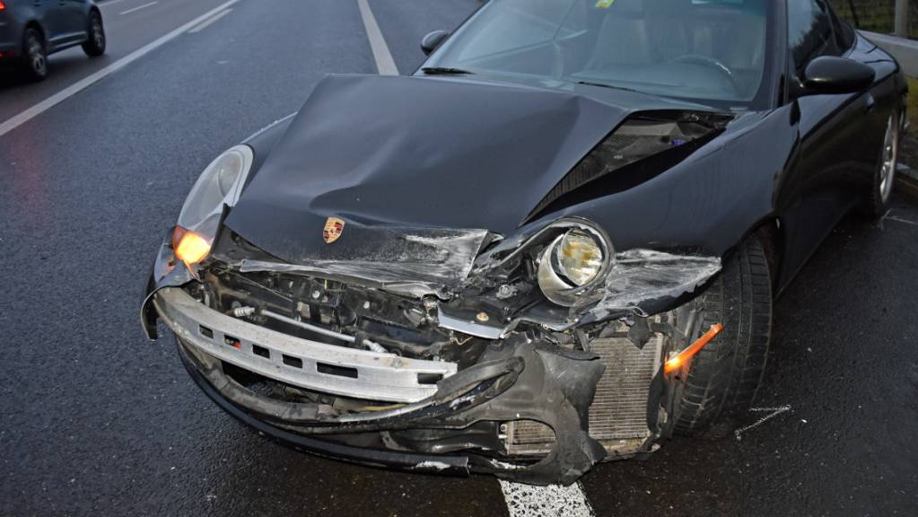 Als er sein Auto beschleunigte, verlor ein 34-jähriger Autofahrer auf der Autobahn A4 bei Buchrain die Kontrolle über das Fahrzeug.