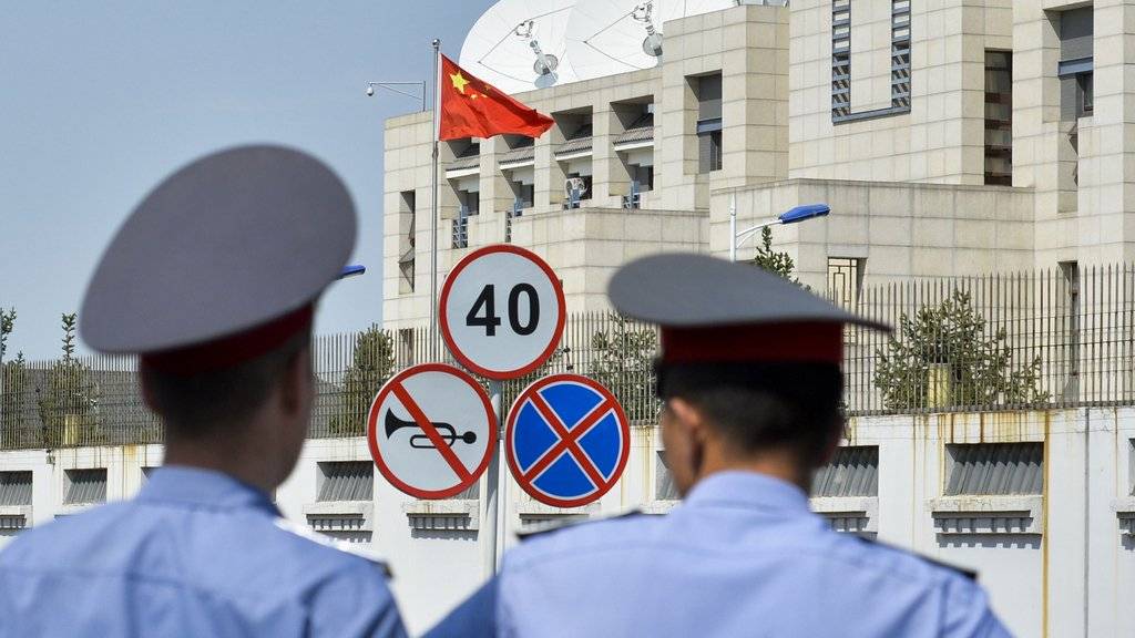 Bei einem mutmasslichen Selbstmordanschlag auf die chinesische Botschaft in Kirgistan ist der Attentäter gestorben und drei weitere Menschen sind verletzt worden.