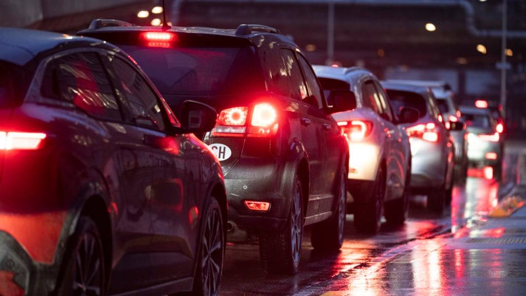 Der Strassenausbau soll die Dörfer vom Autoverkehr entlasten. (Symbolbild)