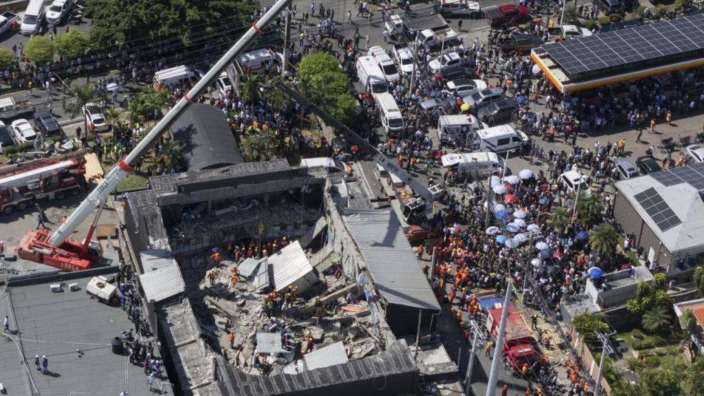Rettungskräfte suchen nach Überlebenden im Nachtclub «Jet Set», dessen Dach während eines Konzerts in Santo Domingo am frühen Dienstag, 8. April 2025, eingestürzt ist. Foto: Eddy Vittini/AP/dpa
