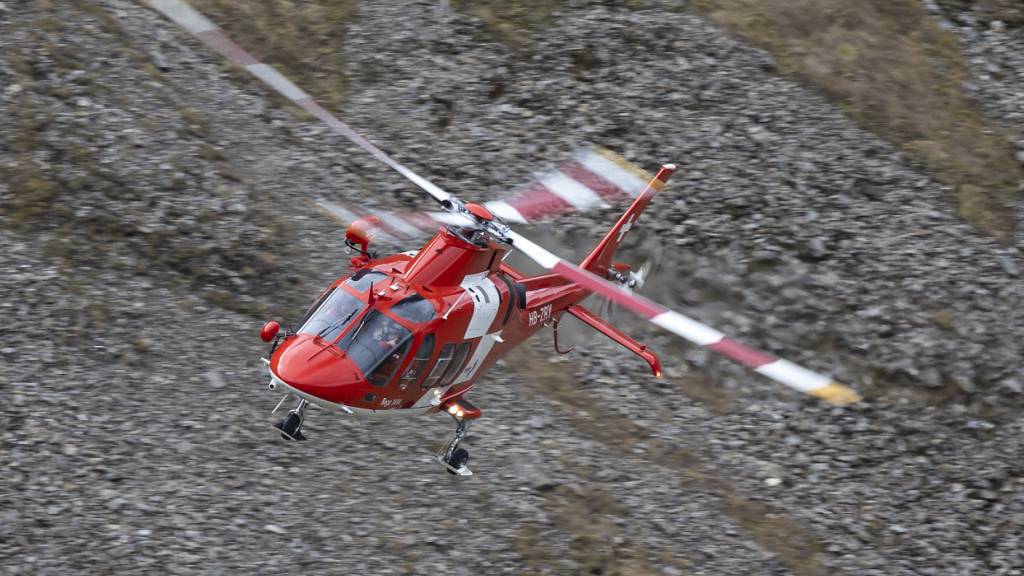 Ein Helikopter der Rega flog den Wanderer nach seinem 20-Meter-Sturz oberhalb von Brunnen im Kanton Schwyz ins Spital. (Archivbild)