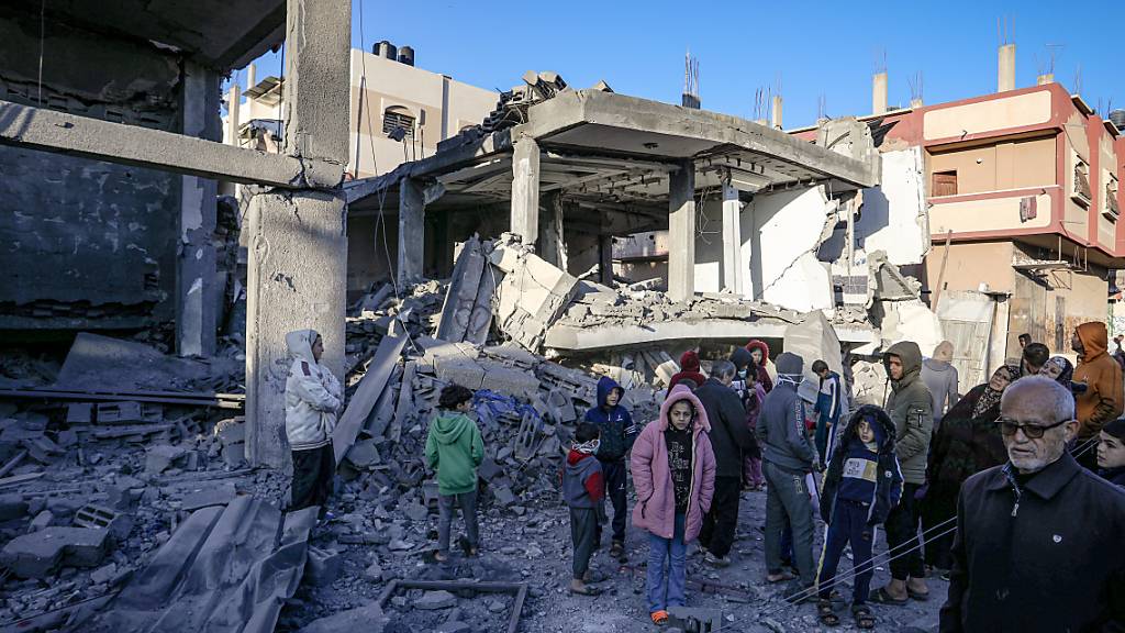 dpatopbilder - Palästinenser inspizieren ein beschädigtes Haus nach einem israelischen Luftangriff auf Rafah im südlichen Gazastreifen. Foto: Abed Rahim Khatib/dpa